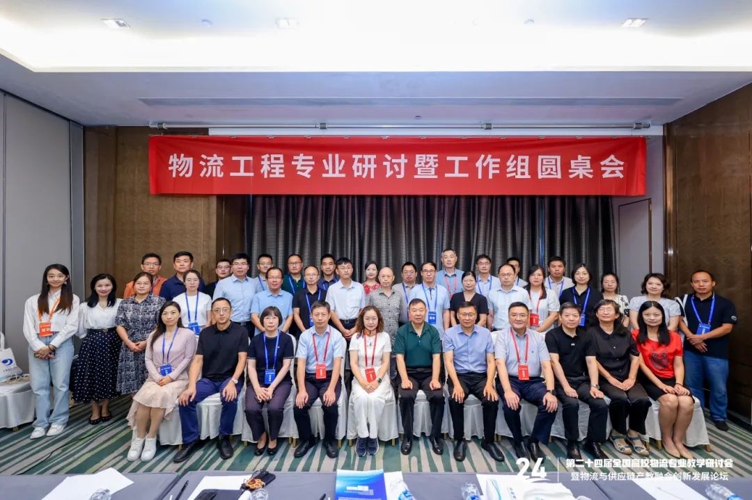 一群人站在台上中度可信度描述已自动生成